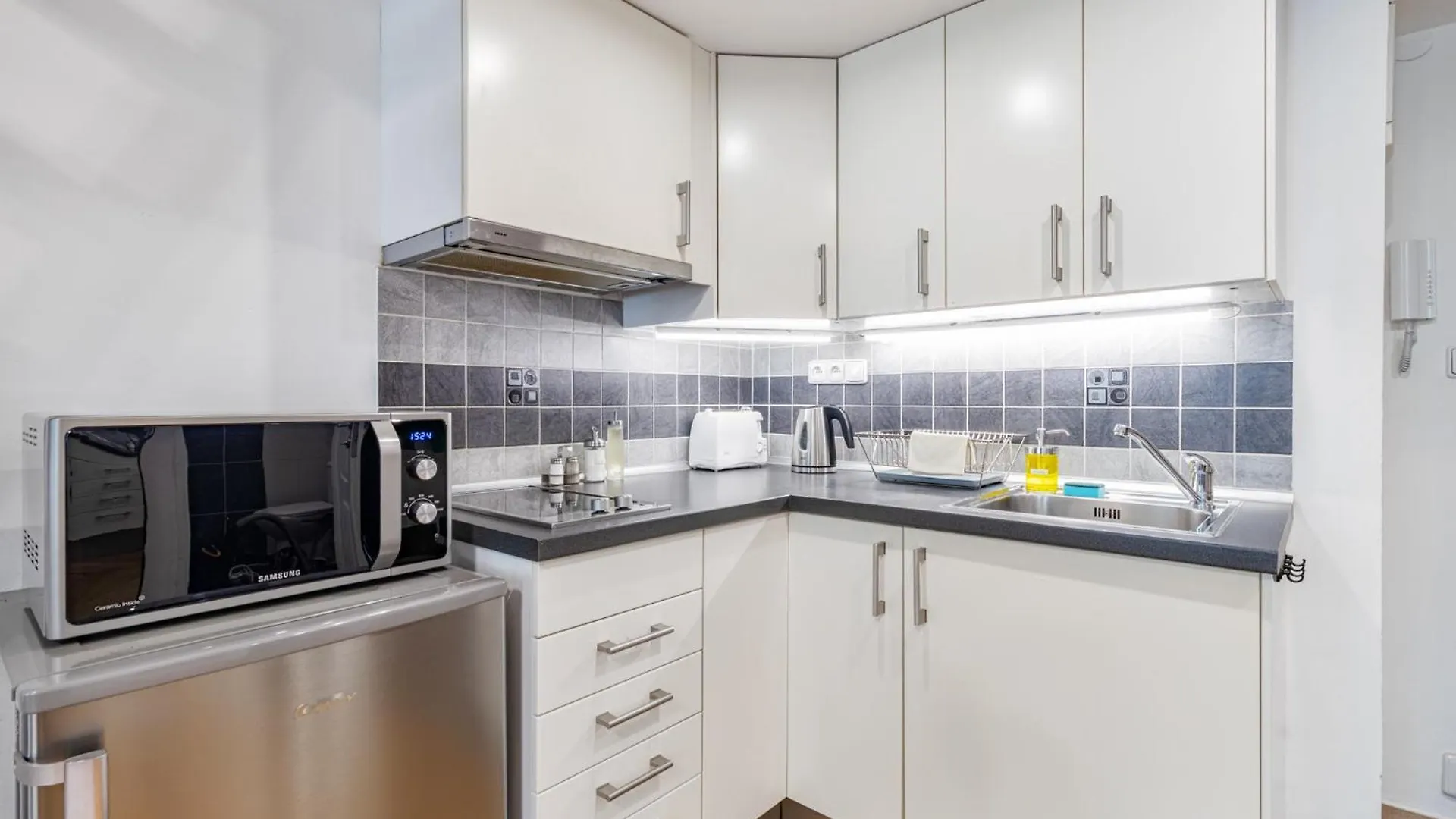 Charming Loft Studio Near Metro & Old Town 프라하 아파트
